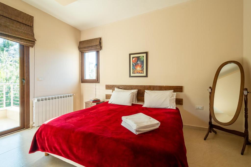 Un pat sau paturi într-o cameră la Austria Luxury Apartments, Faraya Hotel