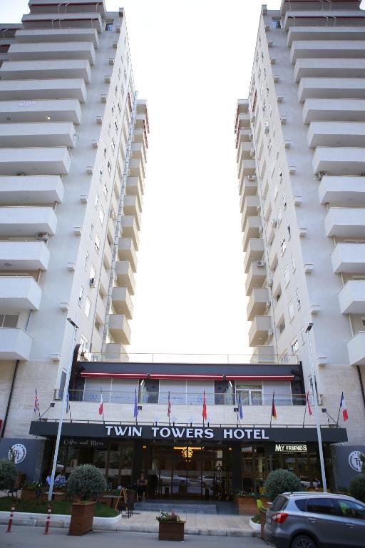 twee hoge witte gebouwen met uitzicht op de Turn Towers hotel bij Twin Towers Hotel City & Beach Resort in Shëngjin