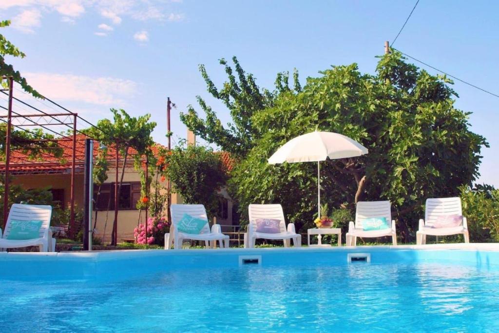 A piscina localizada em Sunflower house with a pool ou nos arredores
