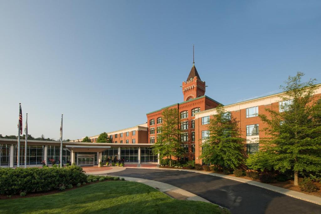 un edificio con una torre de reloj encima en Wellsworth Hotel, en Southbridge