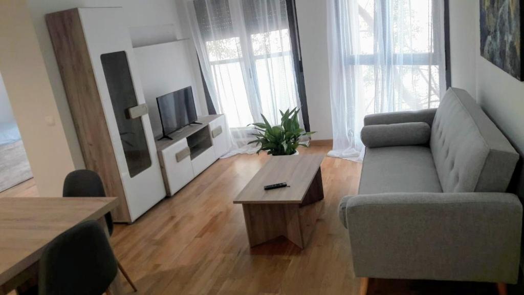 sala de estar con sofá y mesa en New, cozy apartment Plaza del Pilar-Fuenclara, en Zaragoza