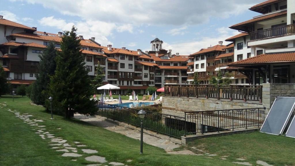 Bazén v ubytování Apartman u kompleksu Royal Towers nebo v jeho okolí