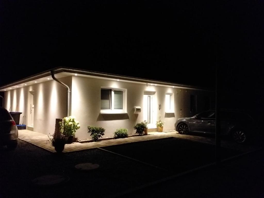 a car parked in front of a house at night at Wohlfühlquartier Louisenlust in Eutin