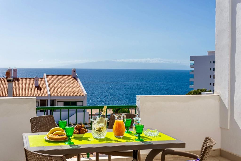 - une table sur un balcon avec vue sur l'océan dans l'établissement Esmeralda. Lovely and new apartment right by the ocean!, à Callao Salvaje