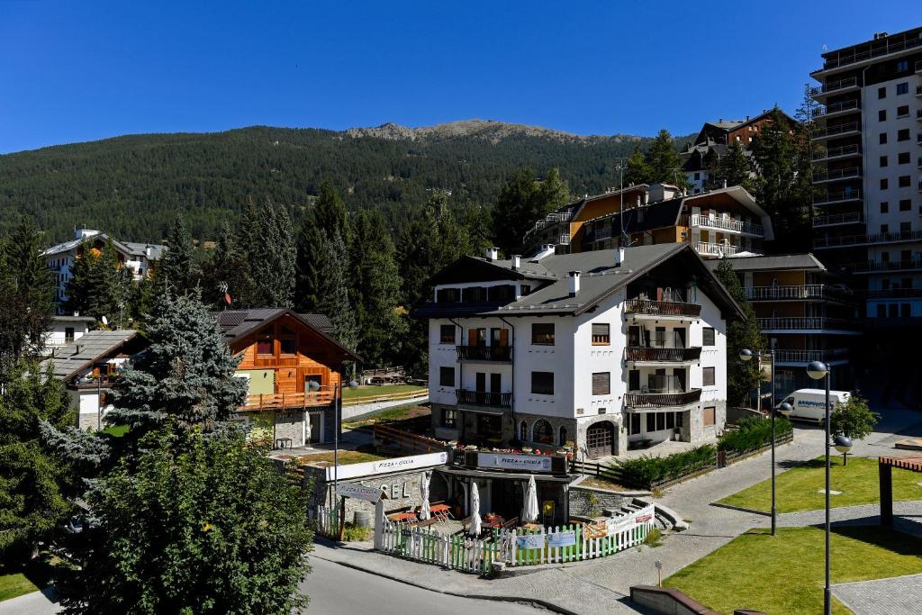 Nespecifikovaný výhled na hory nebo výhled na hory při pohledu z hotelu