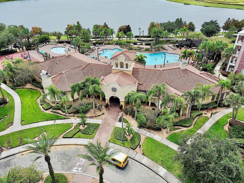eine Luftansicht eines Hauses mit Pool in der Unterkunft Vista Cay Luxury 4 bedroom condo (#3099) in Orlando