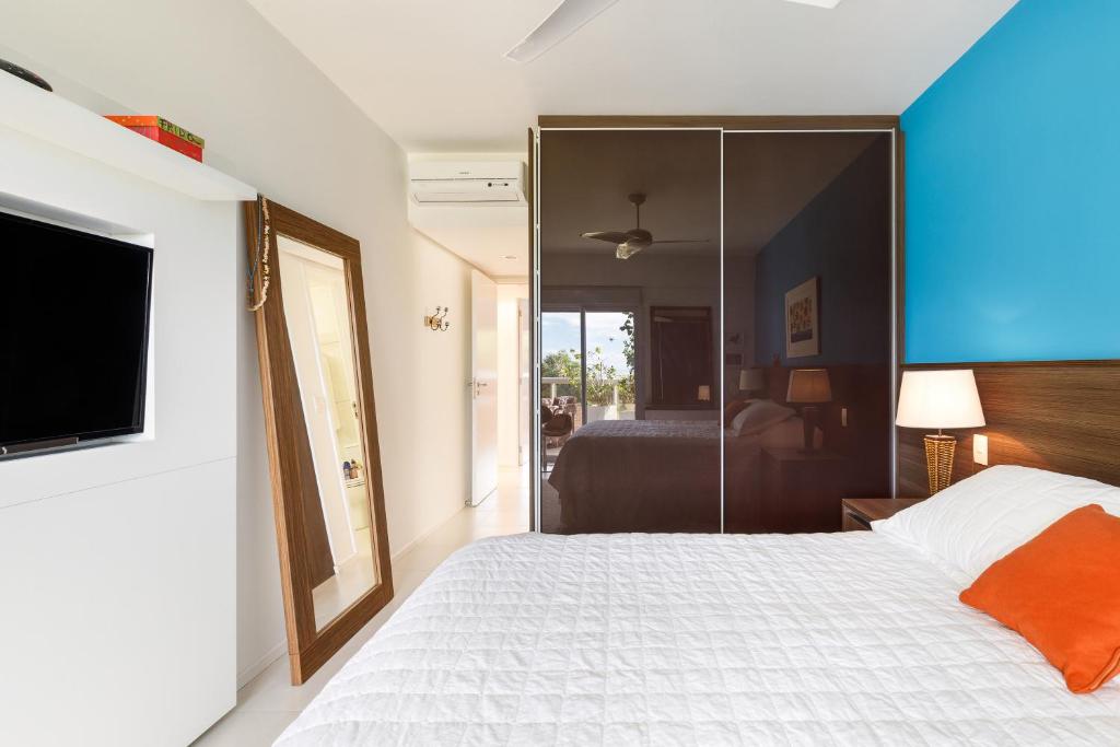  Apartamento com 4 suítes pé na areia