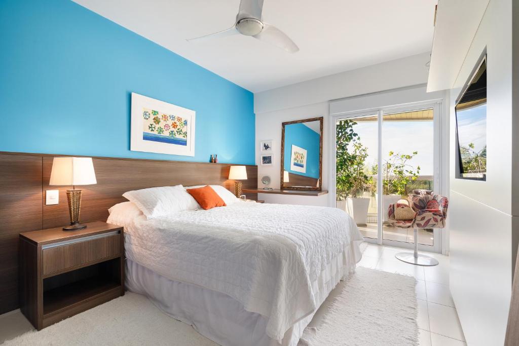  Apartamento com 4 suítes pé na areia