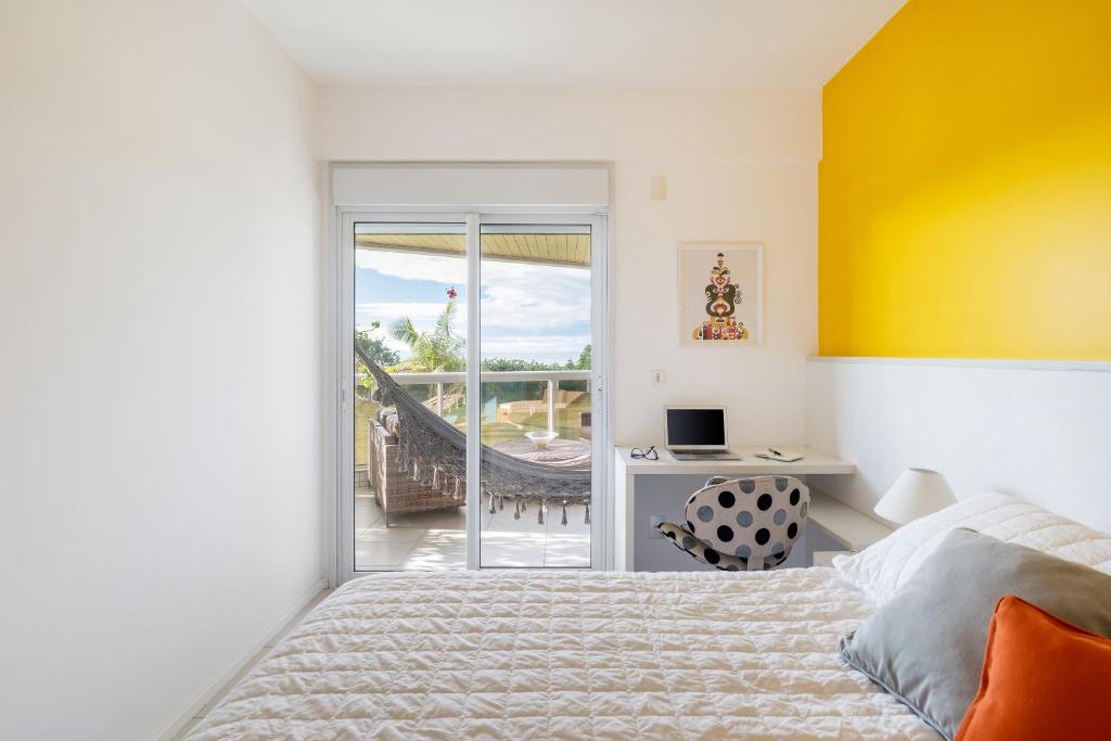  Apartamento com 4 suítes pé na areia