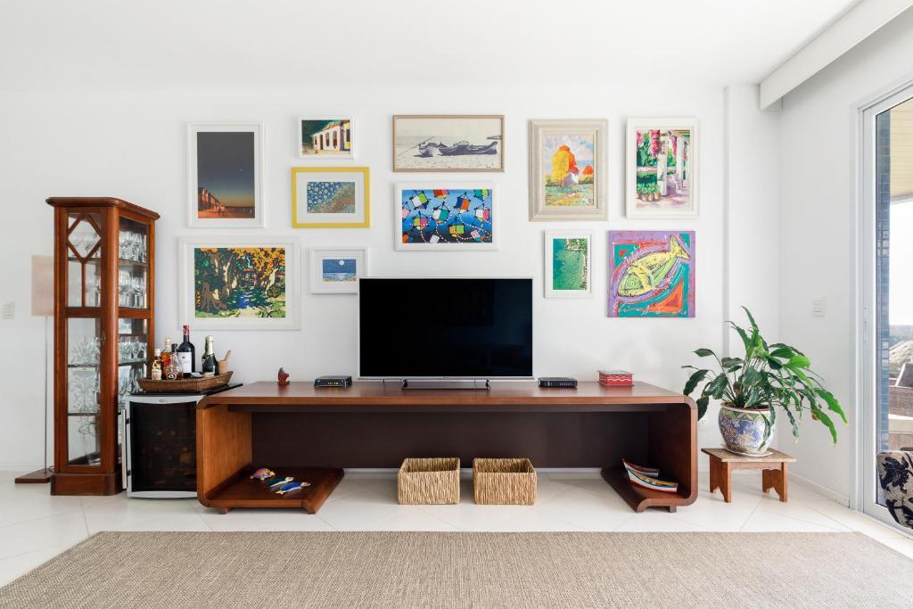  Apartamento com 4 suítes pé na areia