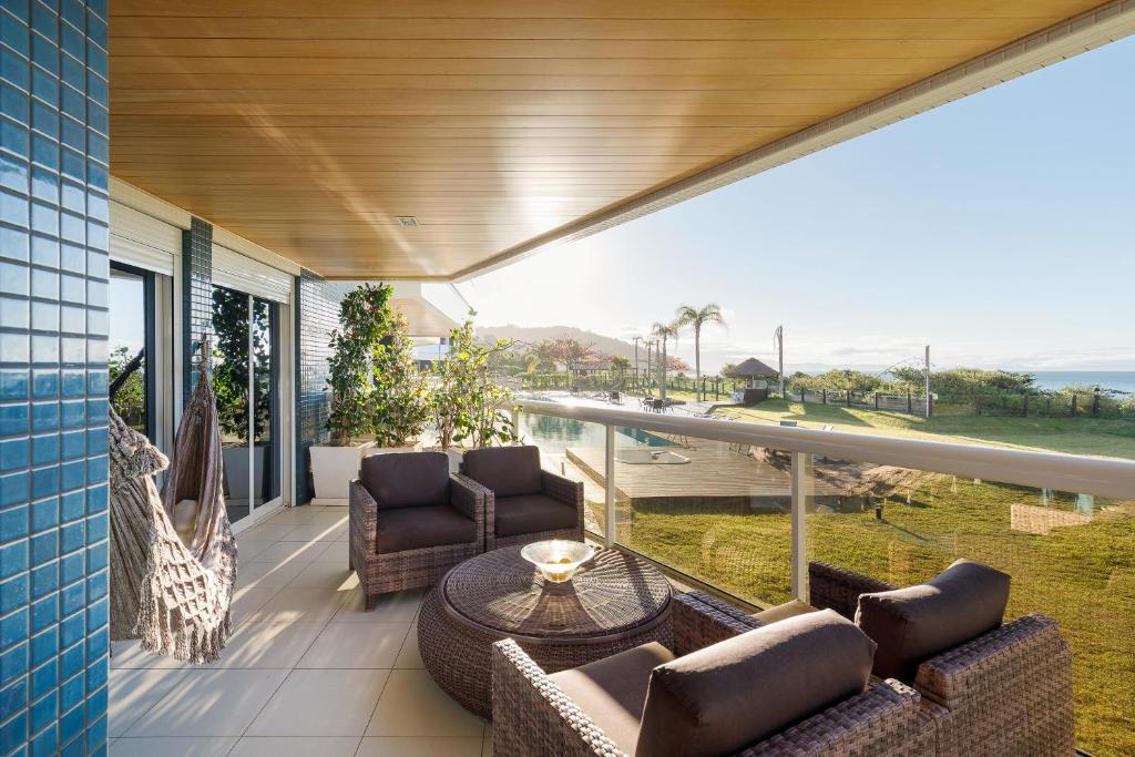  Apartamento com 4 suítes pé na areia