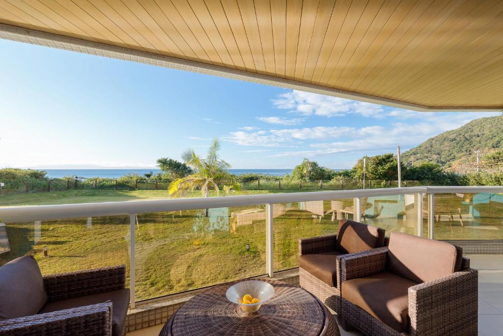  Apartamento com 4 suítes pé na areia