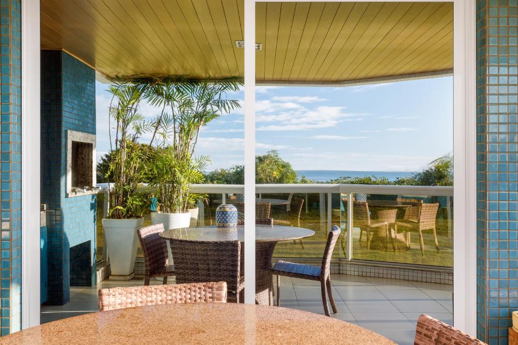  Apartamento com 4 suítes pé na areia