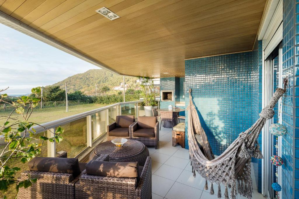  Apartamento com 4 suítes pé na areia