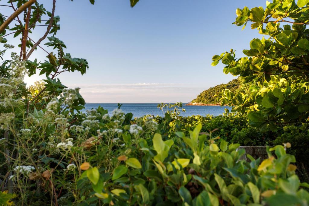  Apartamento com 4 suítes pé na areia