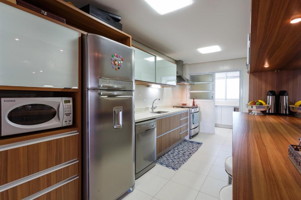  Apartamento com 4 suítes pé na areia