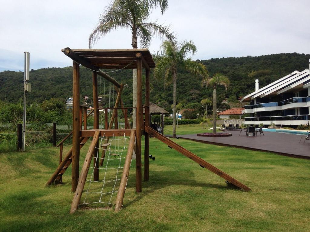  Apartamento com 4 suítes pé na areia
