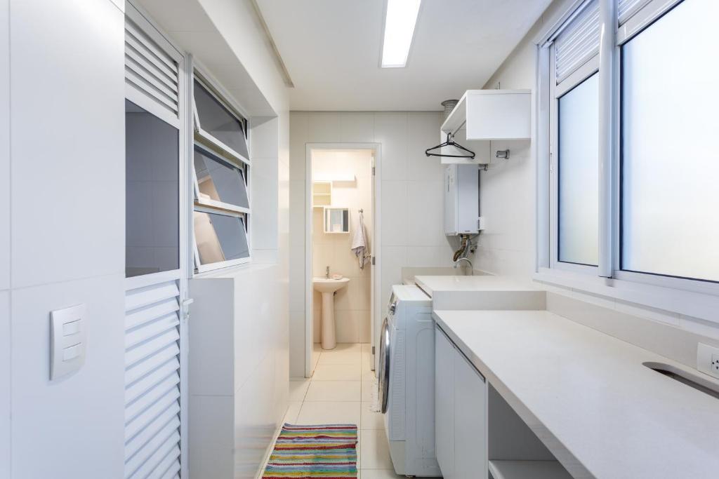  Apartamento com 4 suítes pé na areia