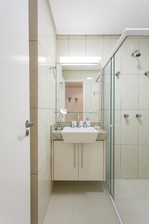 Apartamento com 4 suítes pé na areia