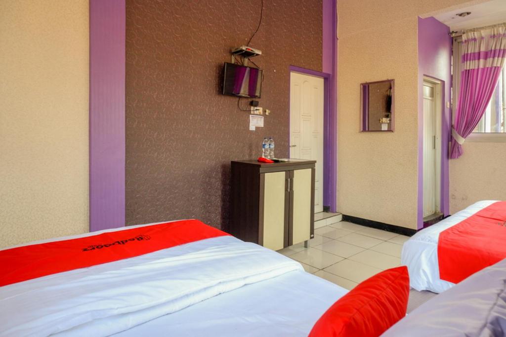 Postel nebo postele na pokoji v ubytování RedDoorz near RSUD Kebumen