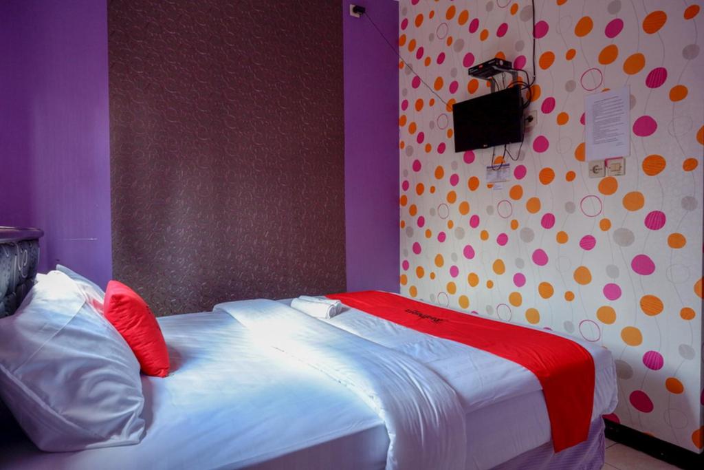 Postel nebo postele na pokoji v ubytování RedDoorz near RSUD Kebumen