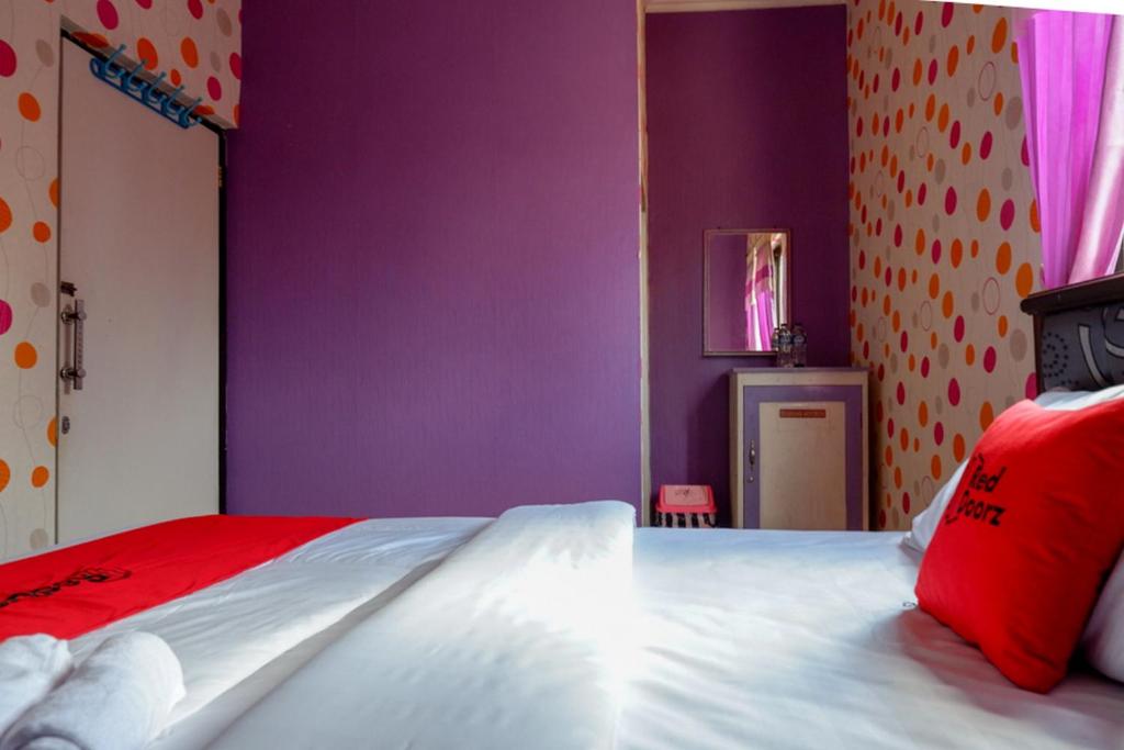 Postel nebo postele na pokoji v ubytování RedDoorz near RSUD Kebumen