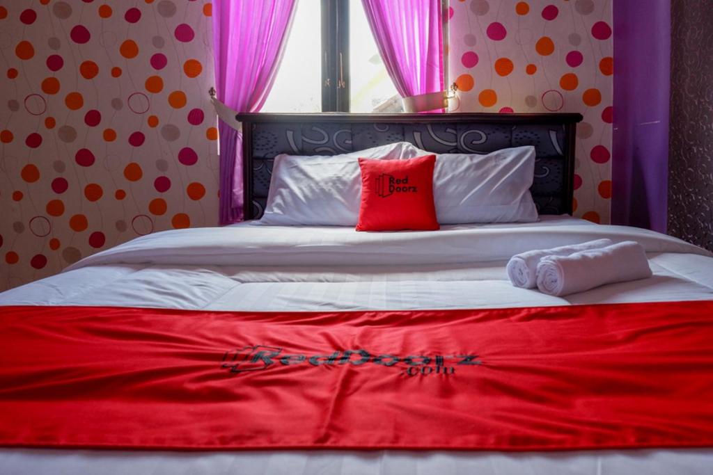 Postel nebo postele na pokoji v ubytování RedDoorz near RSUD Kebumen