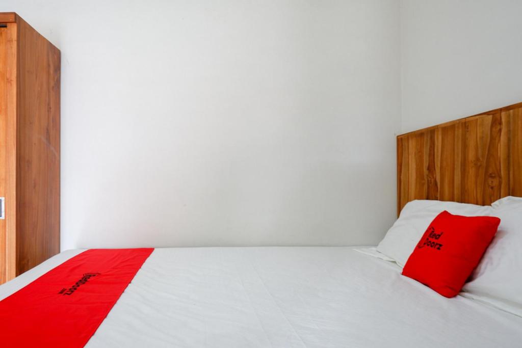 RedDoorz Plus Syariah near Stasiun Tegal 2 - Economy Double Room