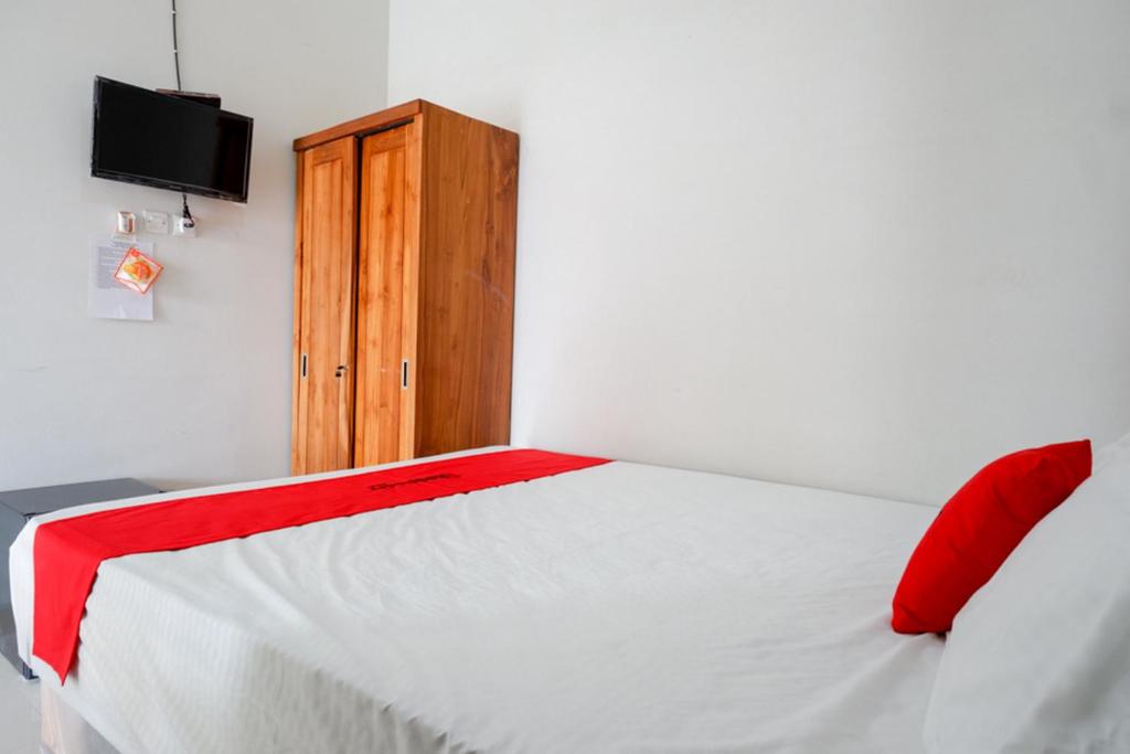 RedDoorz Plus Syariah near Stasiun Tegal 2 - Family Room