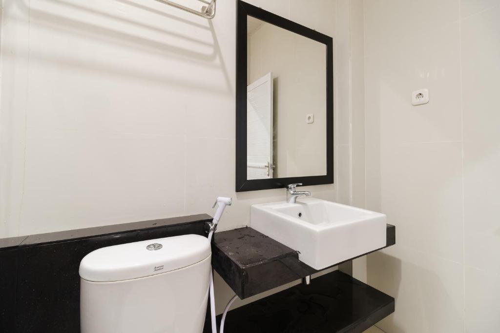 Koupelna v ubytování RedDoorz Plus near Palembang Icon Mall 2