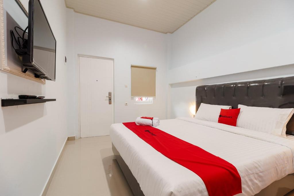 Postel nebo postele na pokoji v ubytování RedDoorz Plus near Palembang Icon Mall 2