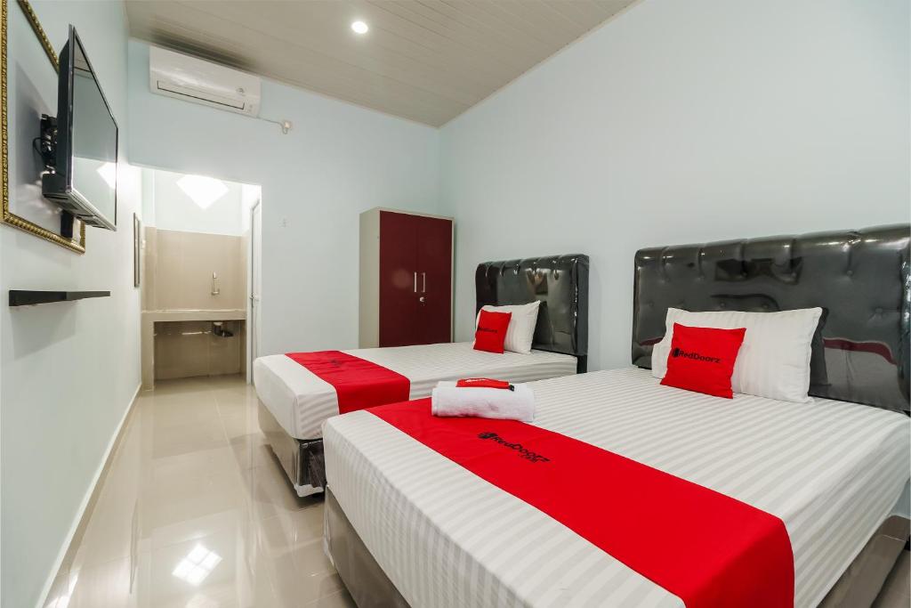 Postel nebo postele na pokoji v ubytování RedDoorz Plus near Palembang Icon Mall 2