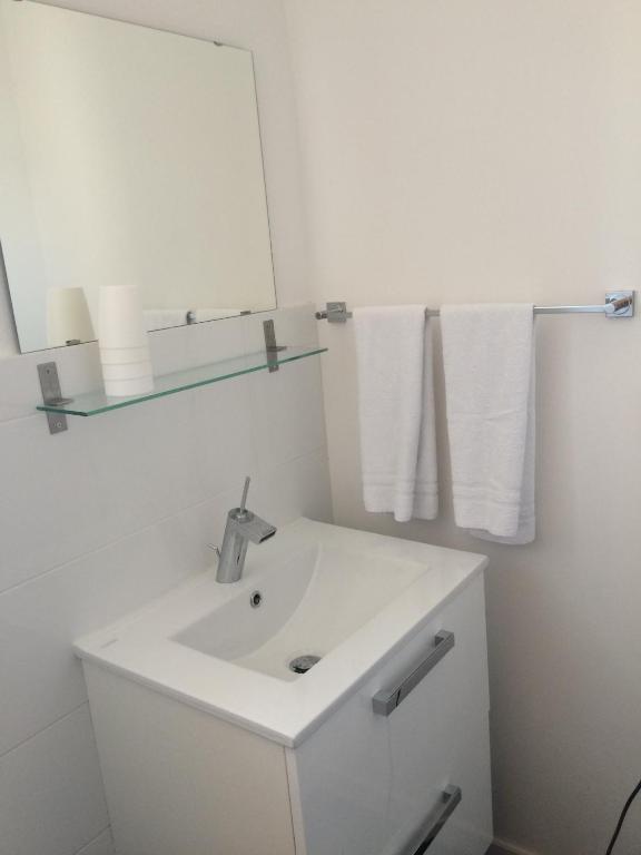Kúpeľňa v ubytovaní Apartments Madzari - Ciovo - Pool