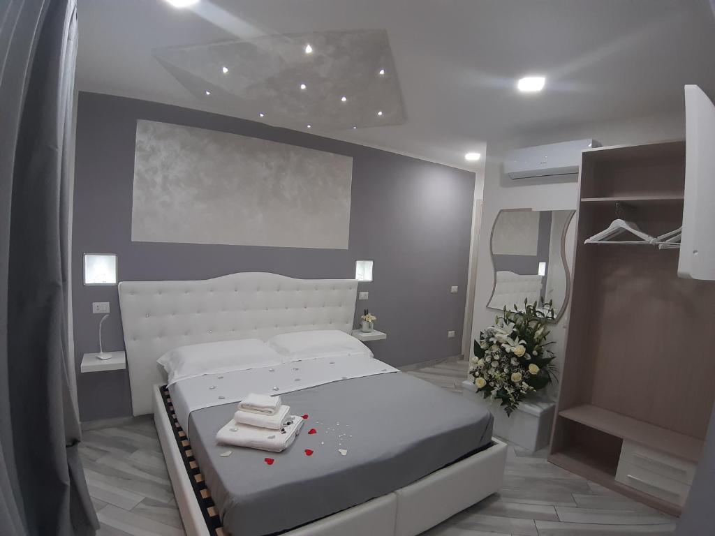 a bedroom with a white bed and a blue wall at Il Diamante in Crotone
