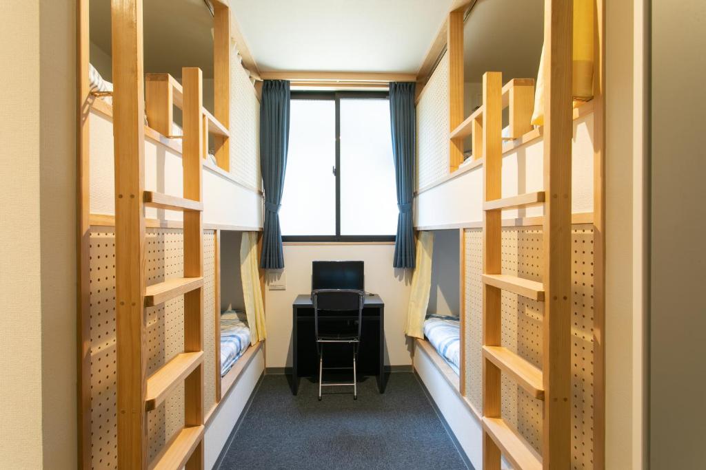 Palanda nebo palandy na pokoji v ubytování Hostel Takeyado