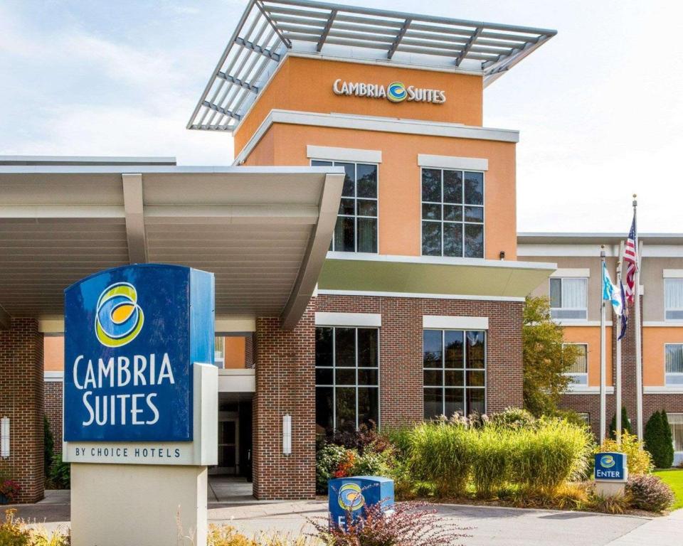 een campusbord voor een gebouw bij Cambria Hotel Traverse City in Traverse City