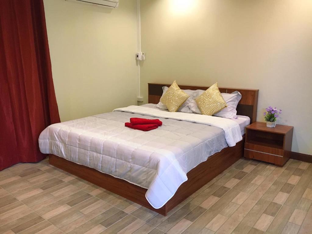Postel nebo postele na pokoji v ubytování นพรัตน์การ์เด้นฮิลล์