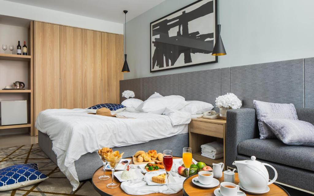 Postel nebo postele na pokoji v ubytování Altos Hotel