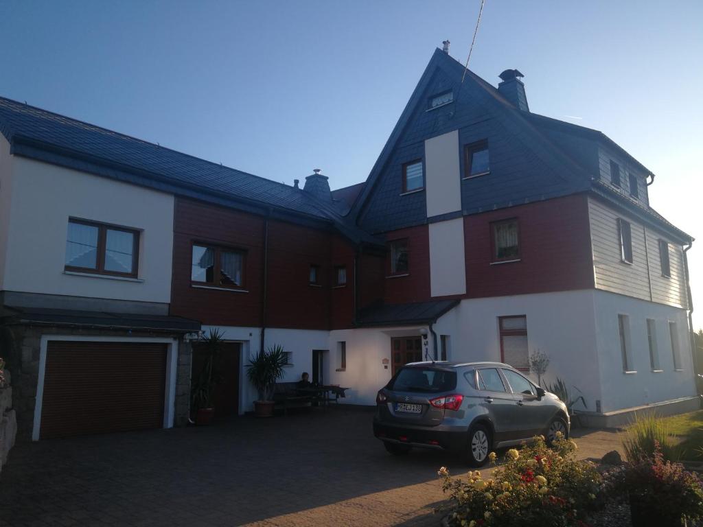 a car parked in front of a house at Ferienwohnung am Aschberg in Klingenthal