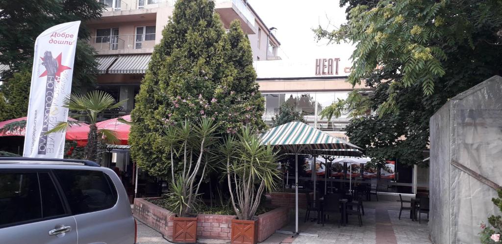 kilka drzew na dziedzińcu z budynkiem w obiekcie Heat Complex Family Hotel w mieście Pesztera
