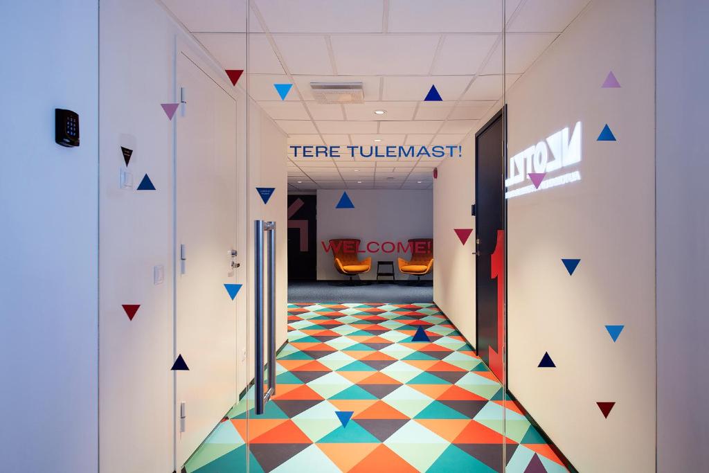 un pasillo con un suelo colorido en un edificio en Neotel en Tallin