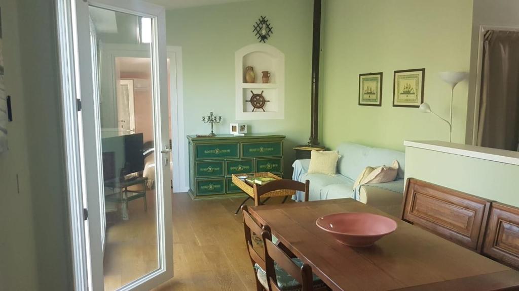 salon ze stołem i kanapą w obiekcie casa ibiscus w mieście Marsala