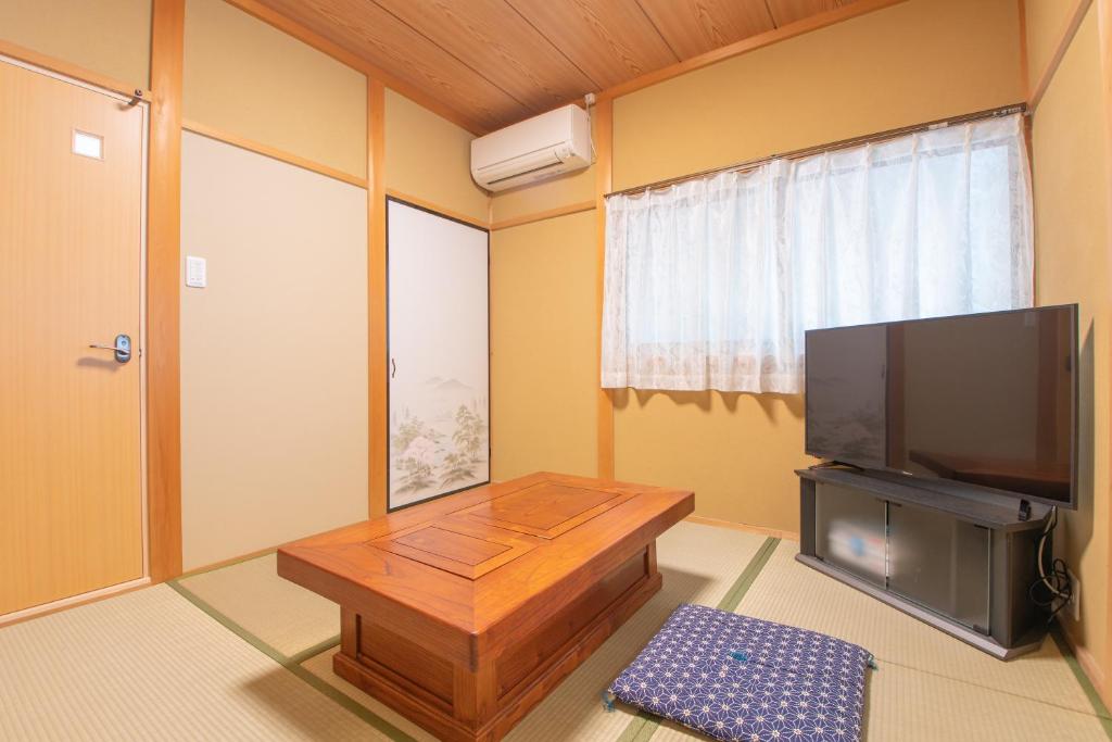 TV a/nebo společenská místnost v ubytování Yachiyo - モトオコノミヤキヤ - BBQ OK & Pet Friendly - Self Check-In Only