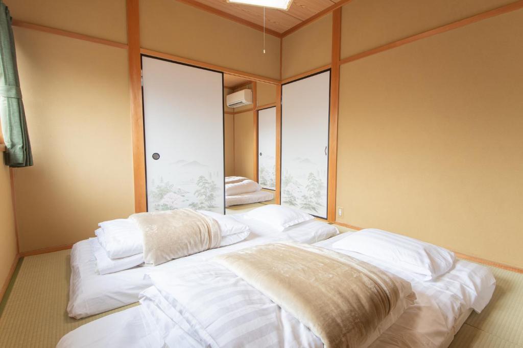 Postel nebo postele na pokoji v ubytování Yachiyo - モトオコノミヤキヤ - BBQ OK & Pet Friendly - Self Check-In Only