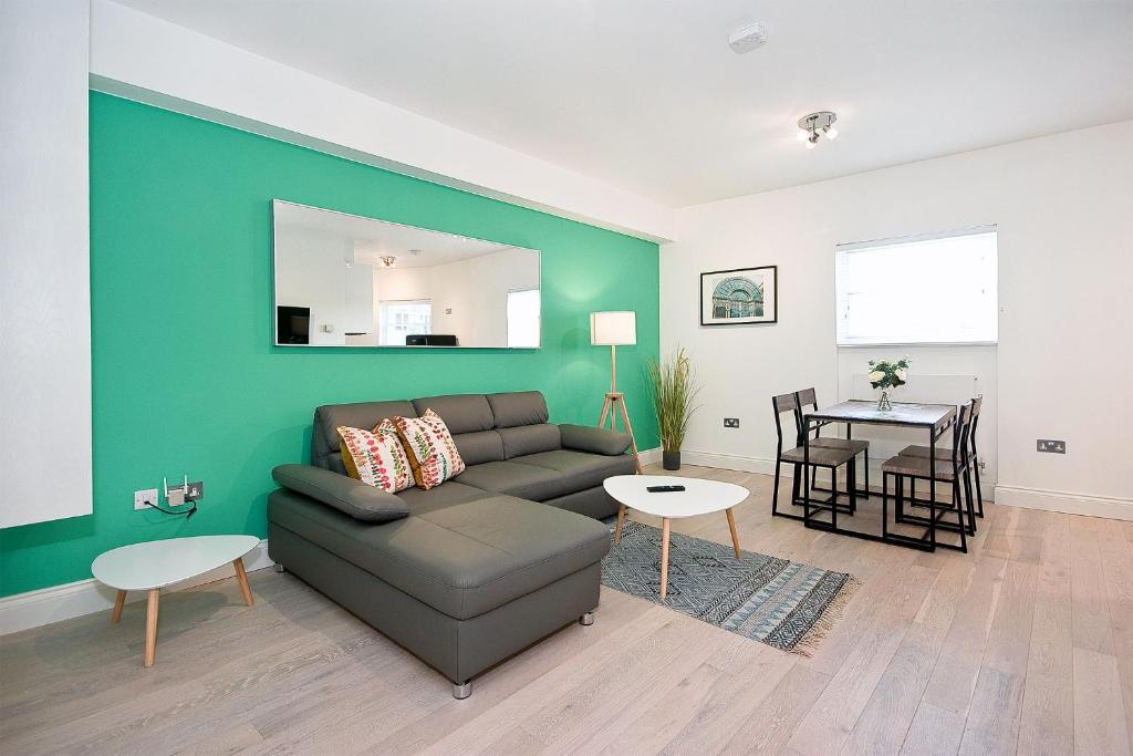 uma sala de estar com um sofá e uma mesa em Interlude House D by City Living London em Londres