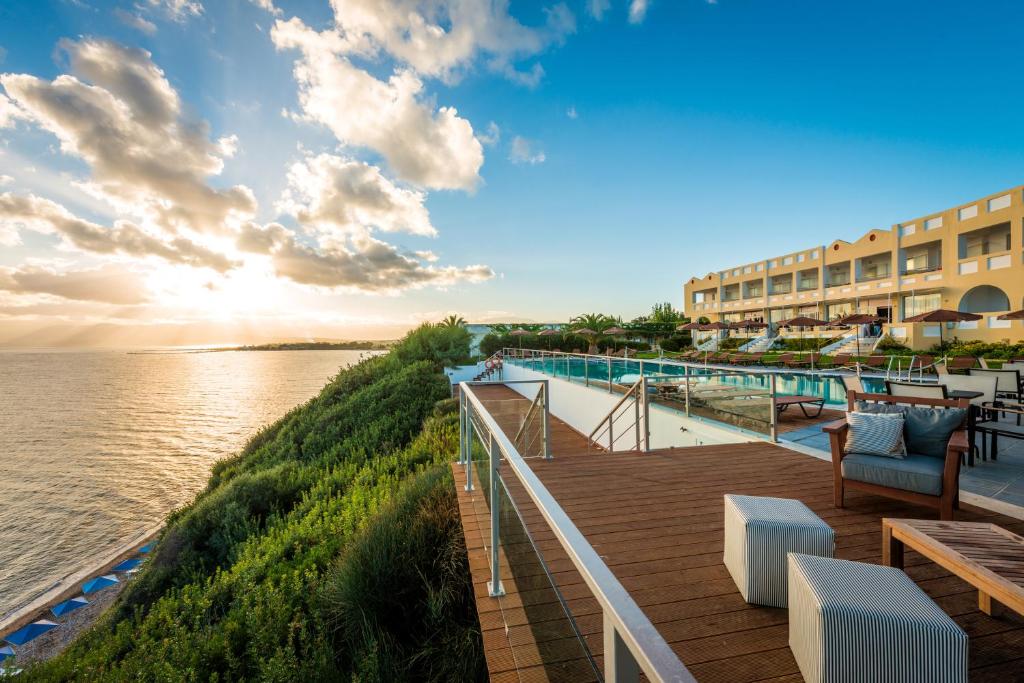 ニフォレイカにあるNiforeika Beach Hotelのリゾートのバルコニーから水の景色を望めます。