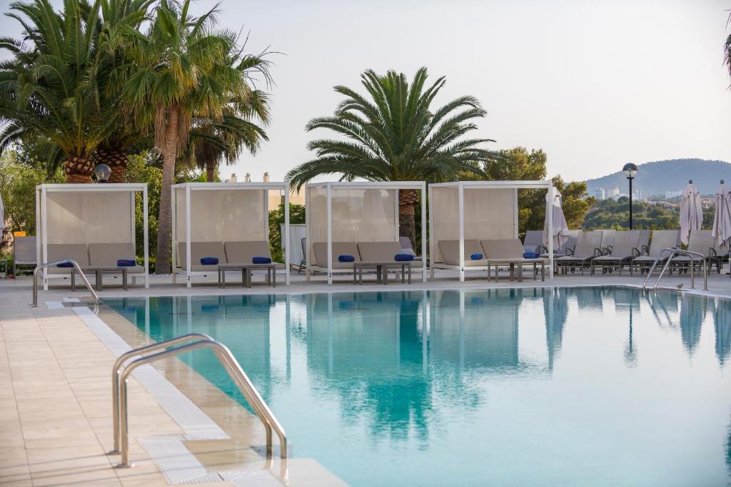 Bazén v ubytování Tomir Portals Suites - Adults Only nebo v jeho okolí