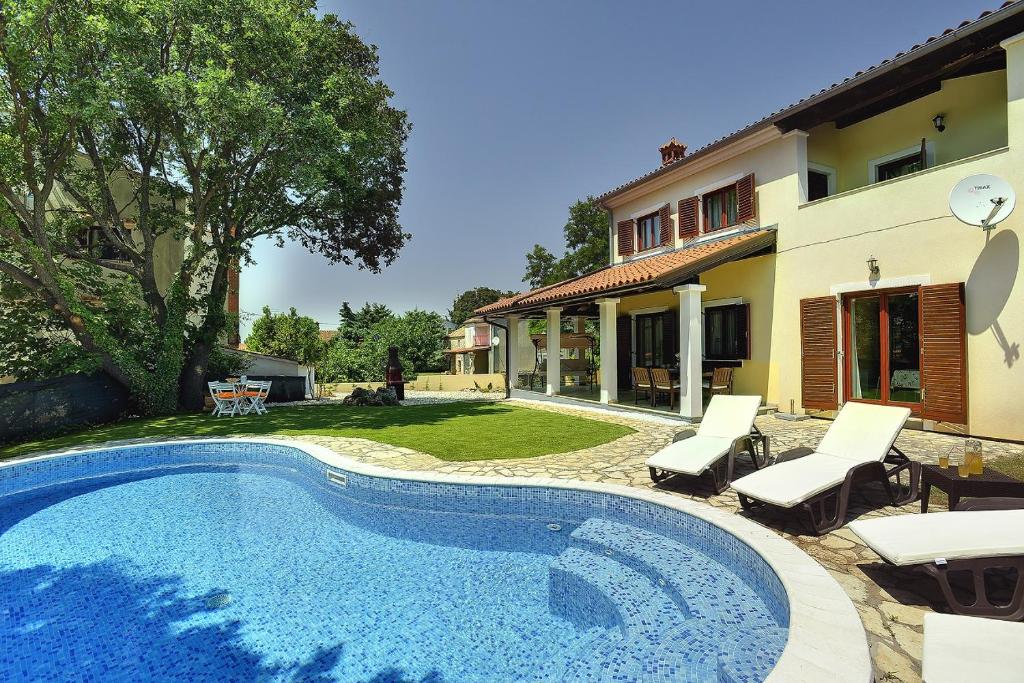 basen przed domem w obiekcie Villa Nina w Medulinie