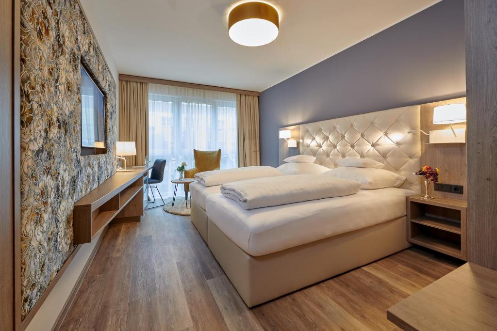 Postel nebo postele na pokoji v ubytování Hotel am See