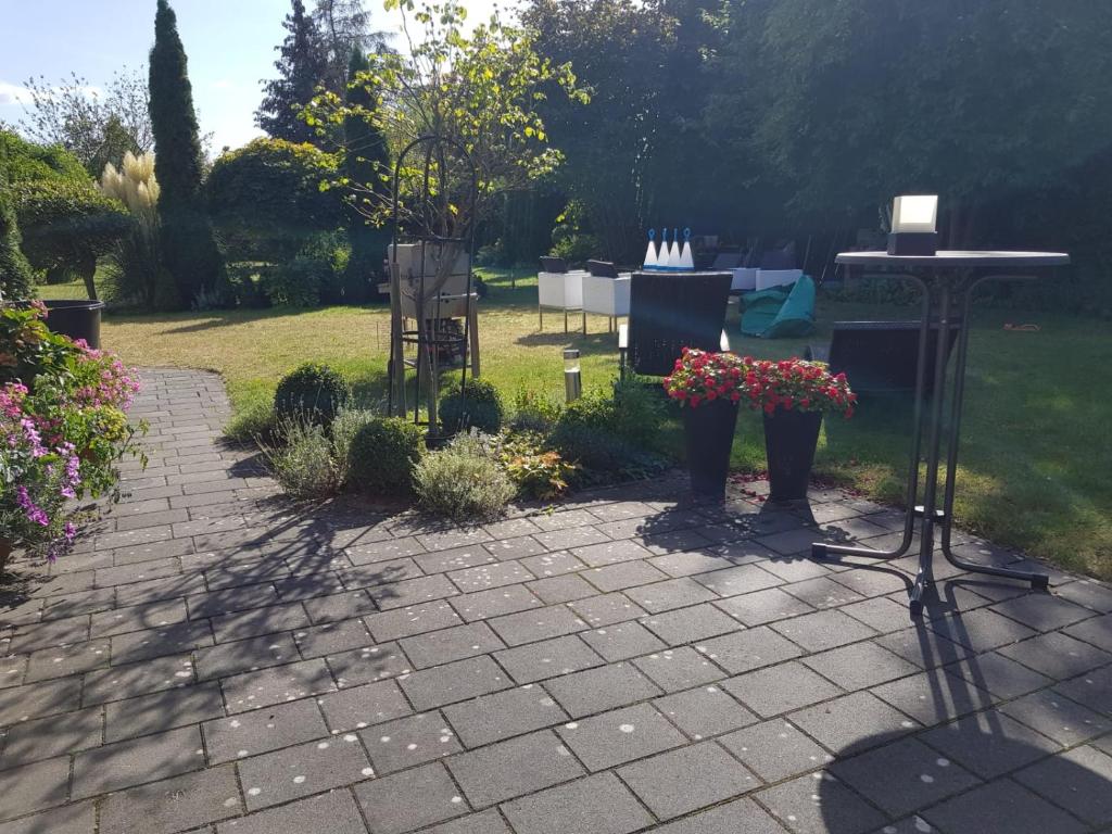 a garden with a table and flowers in a yard at Bei Barbara in Wittingen